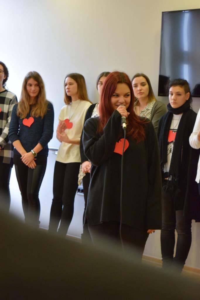 Pjesmu „Ain't no sunshine“ otpjevala je Ariana Paripović, a na gitari ju je pratio Marko Duvnjak.